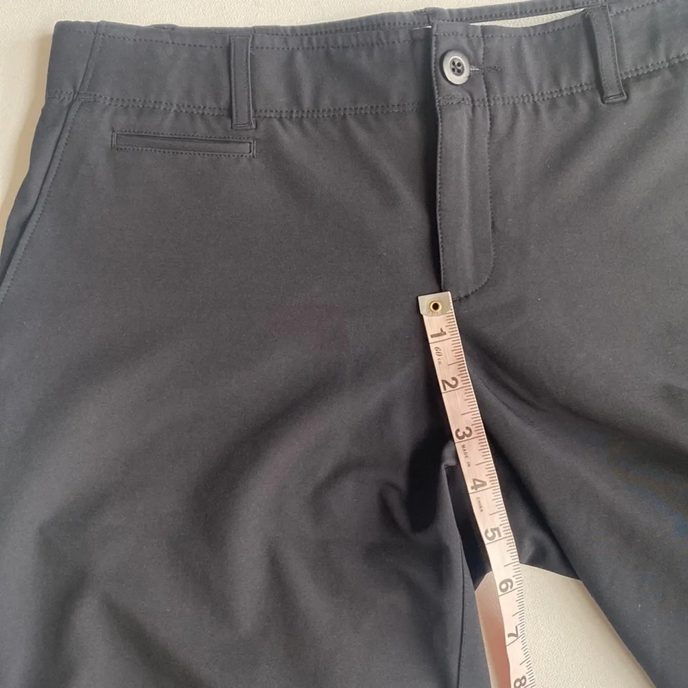 (A6) Under Armor Black Button Fly‎ split hem Fitted shorts, Size S